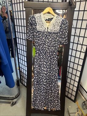 karin stevens vintage Navy Floral Maxi Dress with White Lace Yoke size 4